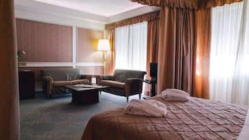 Minibar, caixa forta a l'habitació, mobiliari individual i escriptori