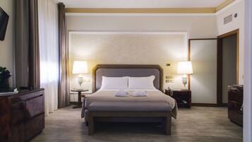 Minibar, caja de seguridad en la habitación y muebles diferentes