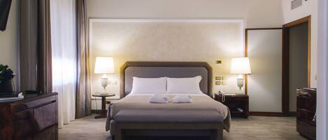 Frigobar, cofres nos quartos, individualmente mobiliados, escrivaninha