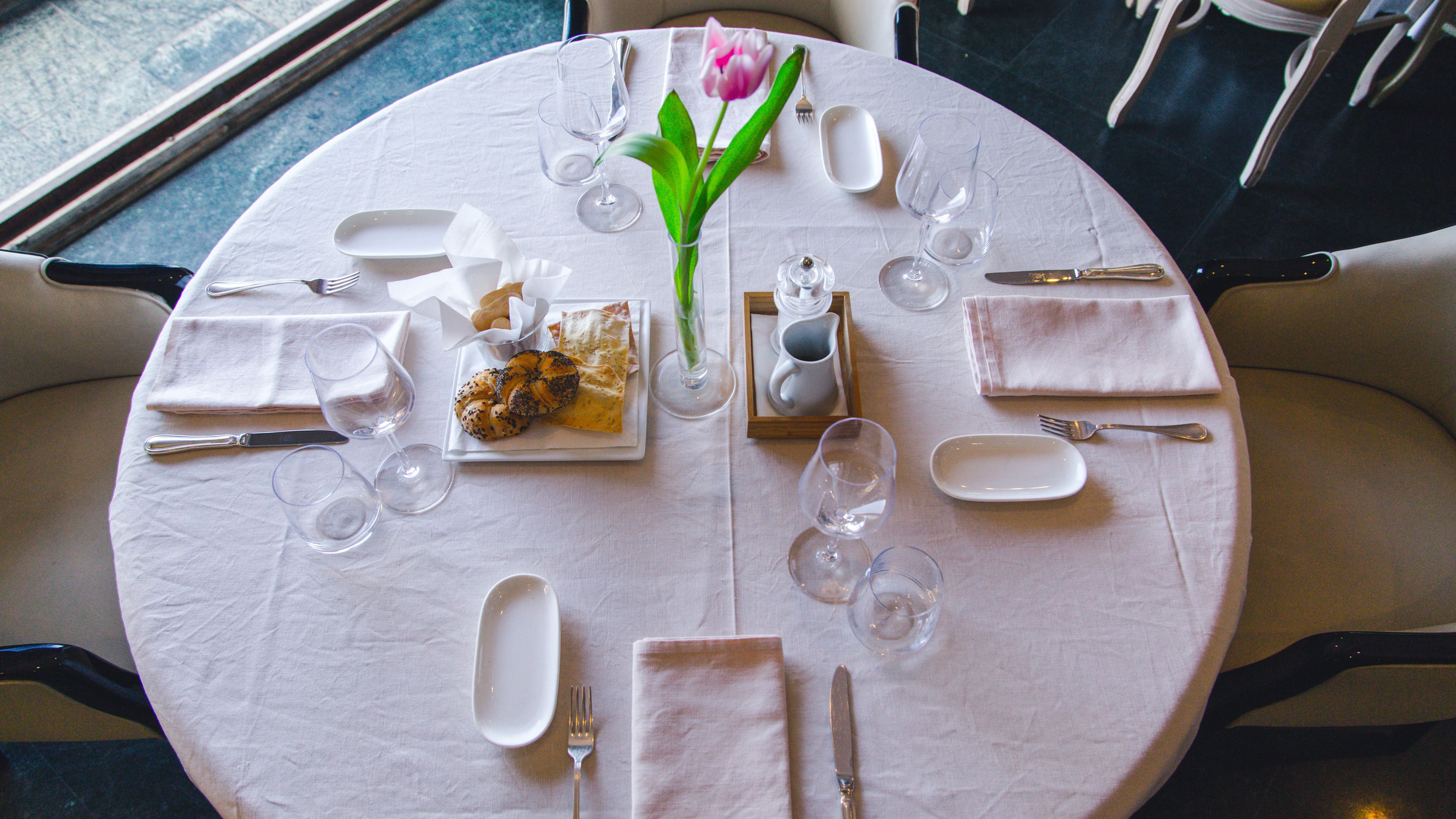 Frokost, lunsj og middag serveres, middelhavsretter, utsikt mot havet 