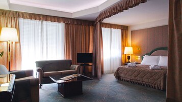 Minibar, odada kasa, ayrı ayrı döşenmiş, masa 