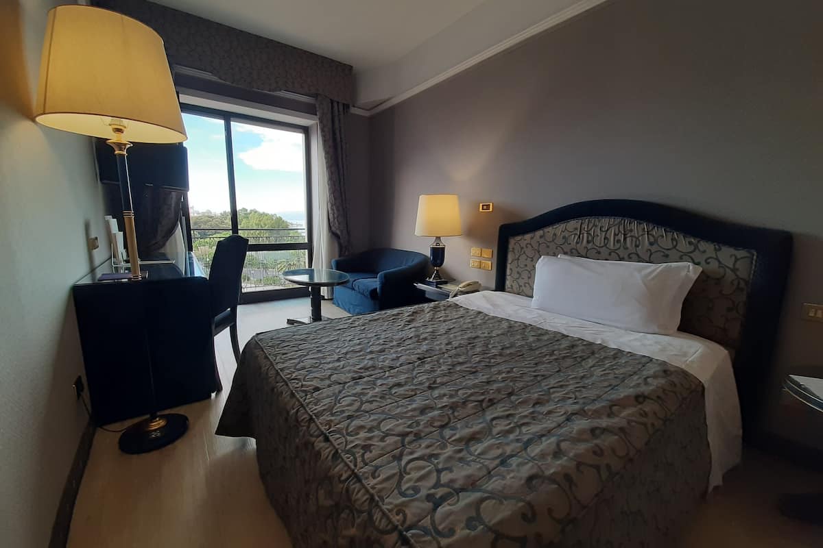 Quarto casal clássico, 1 cama de solteiro grande, vista para o mar | Vista do quarto