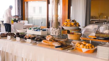 Bar sur le toit, restauration en plein air, ouvert tous les jours