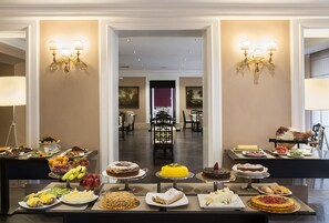 Petit déjeuner et déjeuner servis sur place, restauration en plein air