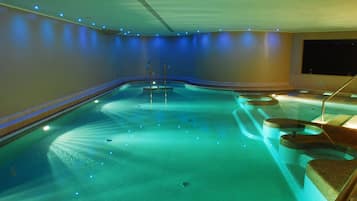 Indoor pool, sun loungers