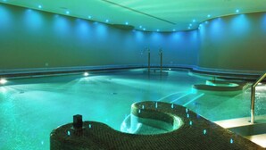 A spa with a hot tub, a small waterfall feature, and a staircase leading to a higher level. - Ambasciatori Place Hotel (Fiuggi)