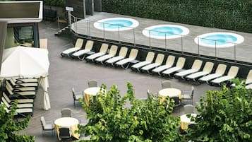 Kolam renang indoor, dengan kursi berjemur