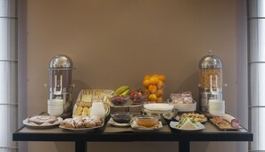 Un bufé de desayuno con diversos alimentos y bebidas.