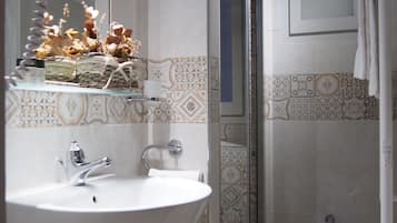 Căn hộ dành cho gia đình, nhiều giường, tòa nhà phụ | Phòng tắm | Buồng tắm vòi sen, vòi sen phun mưa, đồ dùng nhà tắm miễn phí