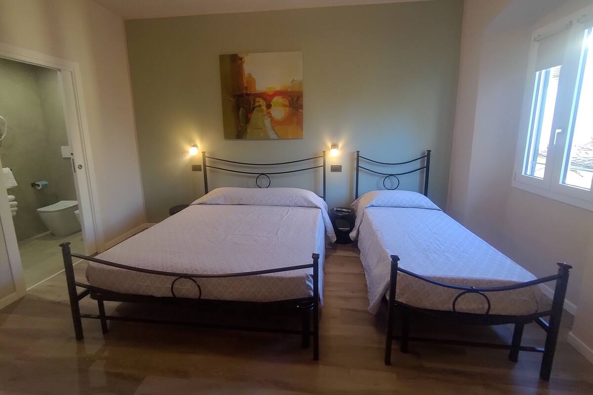 Executive-huoneisto, useita sänkyjä, lisärakennuksessa | Ylelliset vuodevaatteet, tallelokero huoneessa, pimennysverhot