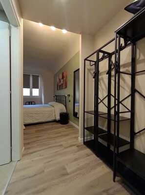 Standaard driepersoonskamer, Meerdere bedden, bijgebouw | Luxe beddengoed, een kluis op de kamer, verduisterende gordijnen