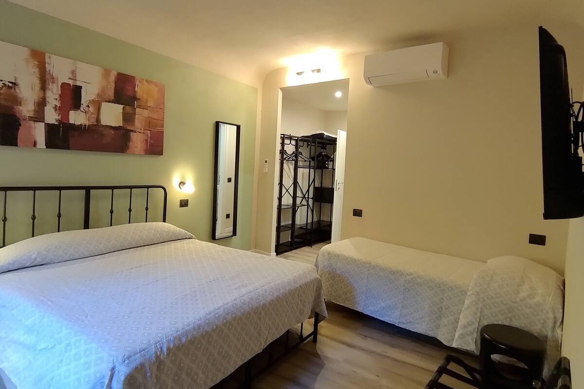 Kolmen hengen standard-huone, useita sänkyjä, lisärakennuksessa | Ylelliset vuodevaatteet, tallelokero huoneessa, pimennysverhot