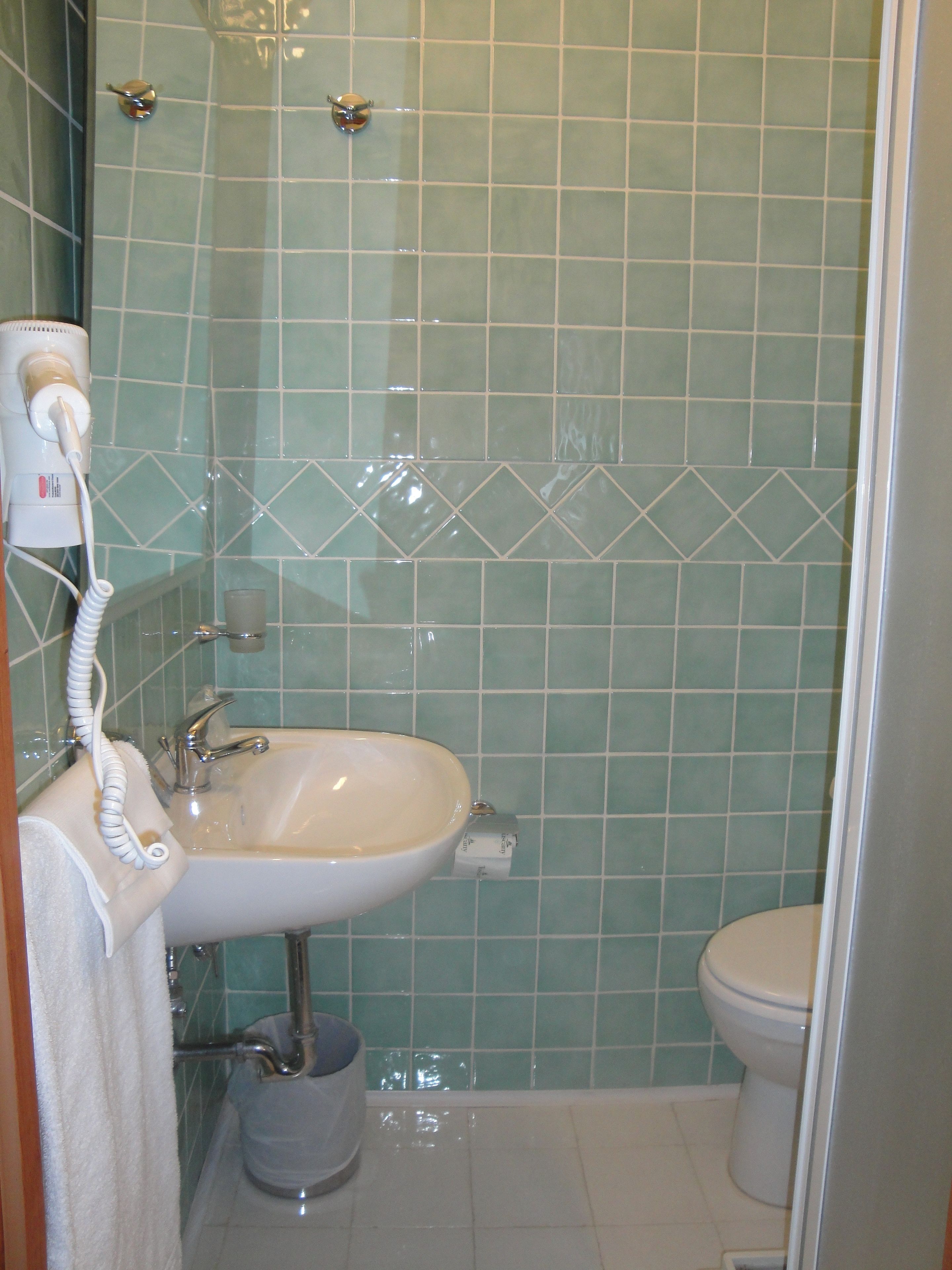 shower, rainfall showerhead, free toiletries, hair dryer