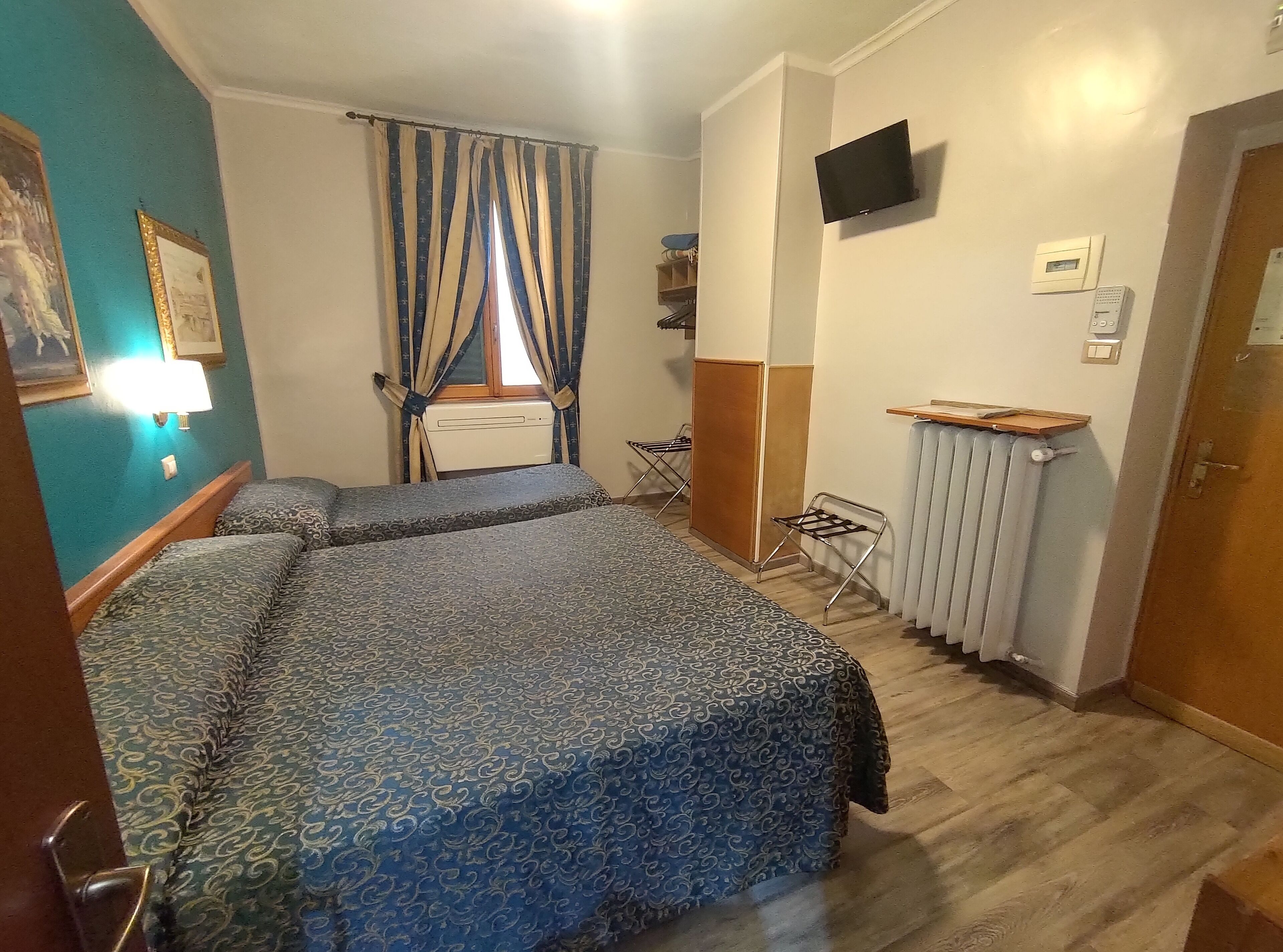 triple room | premium bedding, in-room safe, blackout curtains, iron/ironing board