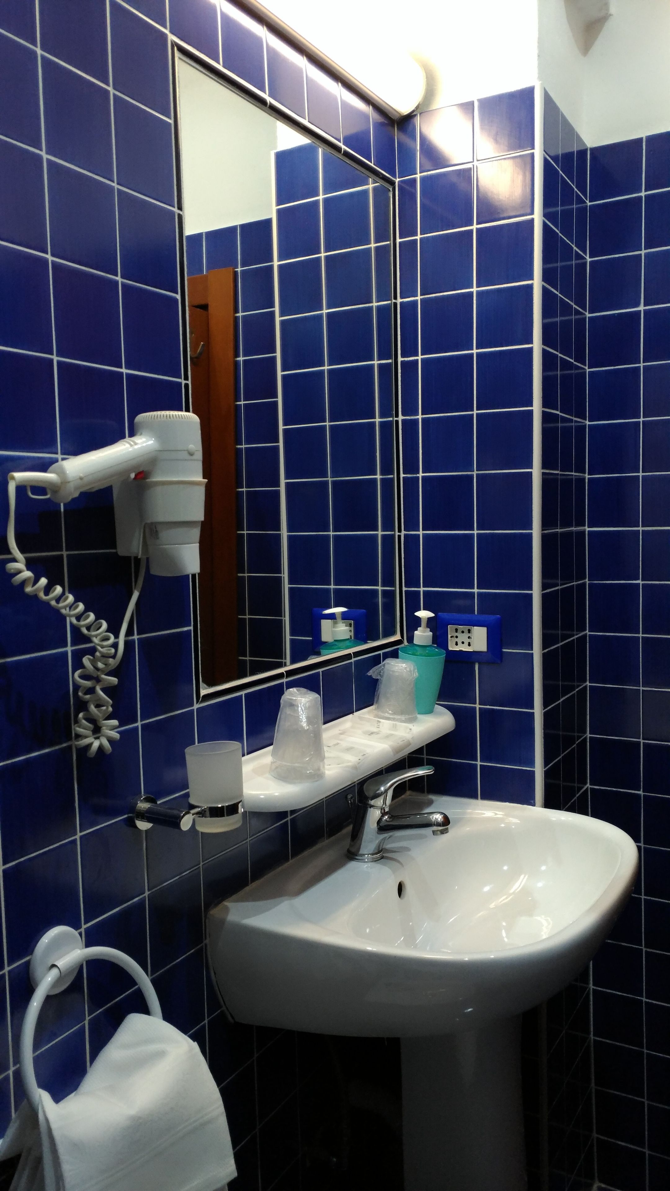 triple room | bathroom | shower, rainfall showerhead, free toiletries, hair dryer