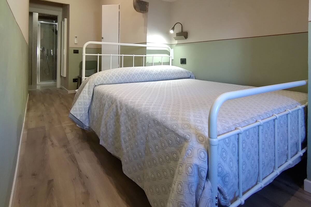 Kahden hengen economy-huone, 1 parisänky, lisärakennuksessa | Ylelliset vuodevaatteet, tallelokero huoneessa, pimennysverhot