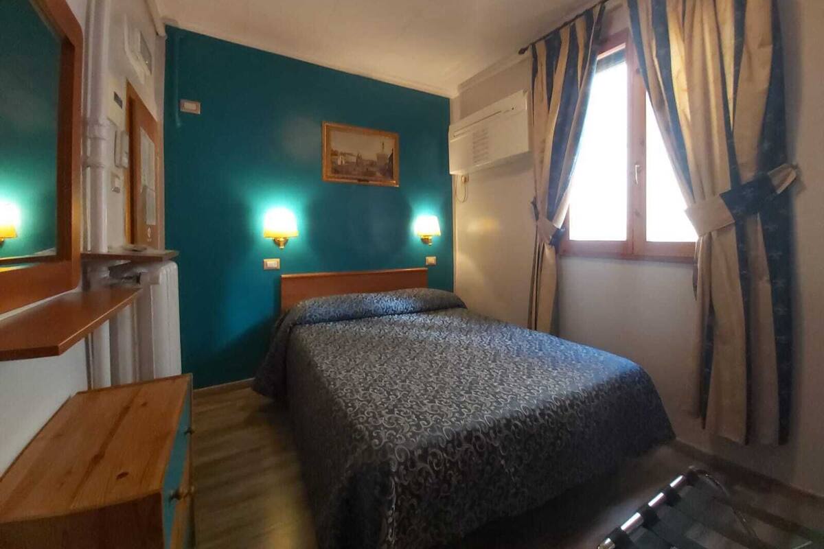 Kahden hengen economy-huone | Ylelliset vuodevaatteet, tallelokero huoneessa, pimennysverhot