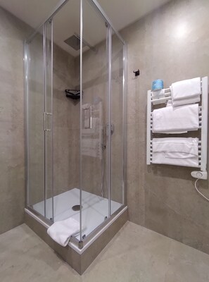Standard Triple Room, Annex Building | Bathroom | Shower, rainfall showerhead, free toiletries, hair dryer - Hotel Santa Croce (Florence)