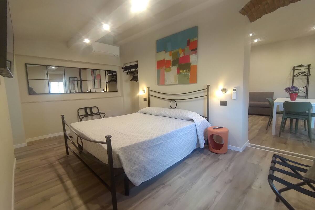 Classic-huoneisto, 1 keskisuuri parisänky ja vuodesohva, lisärakennuksessa | Ylelliset vuodevaatteet, tallelokero huoneessa, pimennysverhot