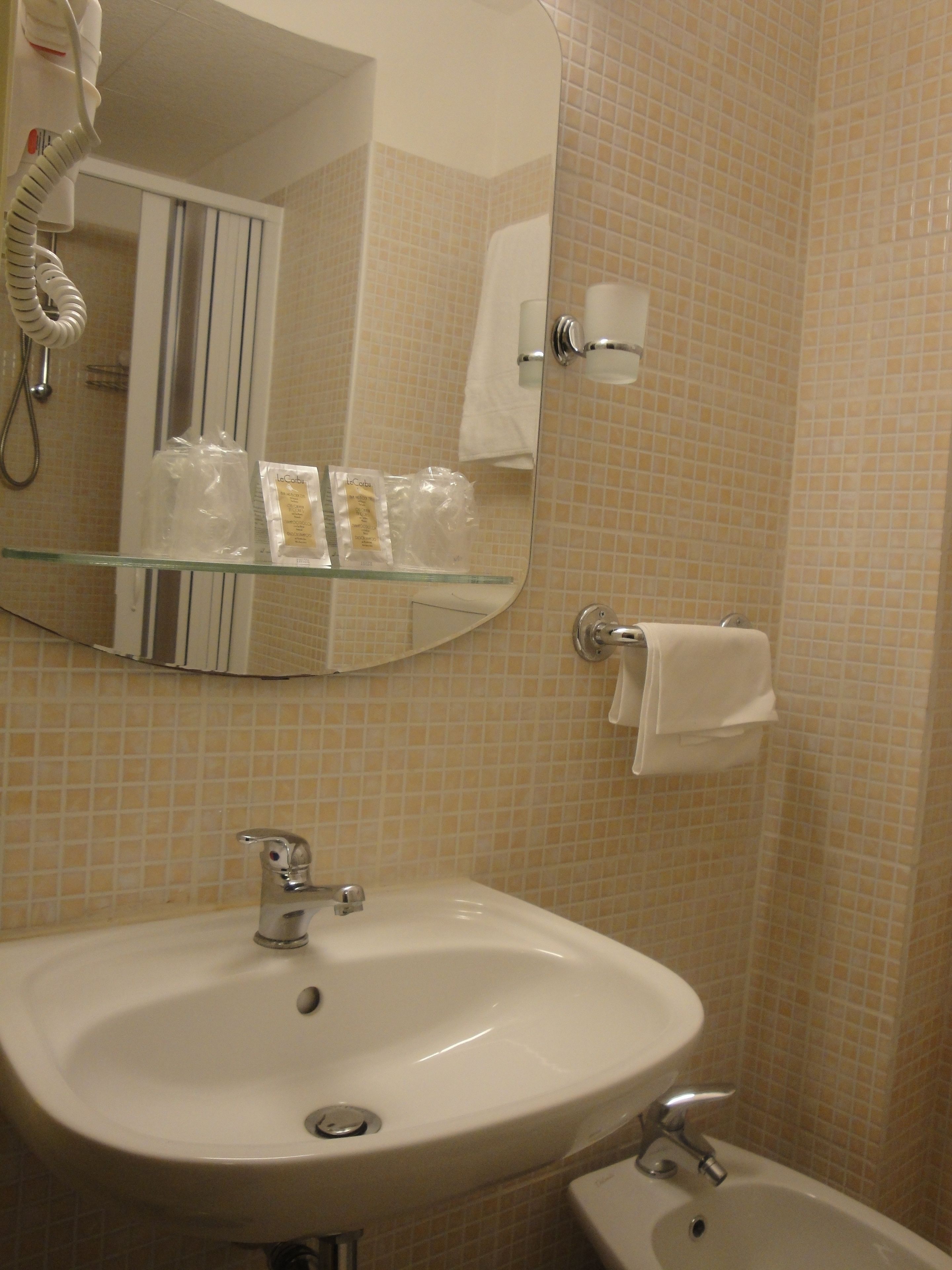 single room | room amenity