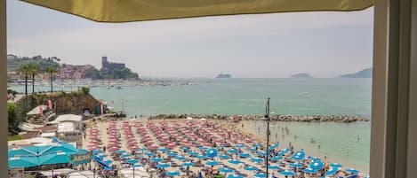 Plage, chaises longues, serviettes de plage