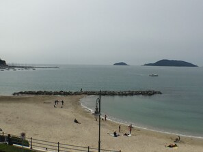 Plage, chaises longues, serviettes de plage