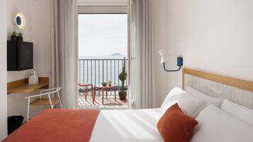 Kahden hengen superior-huone, parveke | Untuvapeitot, minibaari, tallelokero huoneessa, työpöytä