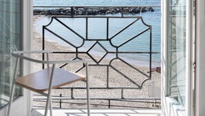 A balcony with a view of the sea, a chair, and a metal railing. - Hotel Venere Azzurra (Lerici)
