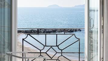 Doppelzimmer, Meerblick | Daunenbettdecken, Minibar, Zimmersafe, Schreibtisch