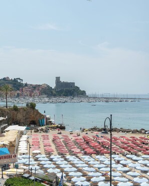 On the beach, sun loungers, beach towels - Hotel Venere Azzurra (Lerici)
