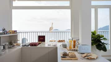 Free daily buffet breakfast