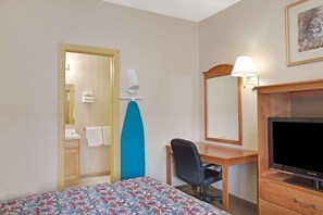 Hypo-allergenic bedding, desk, laptop workspace, blackout drapes - Knights Inn Pine Brook (Pine Brook)