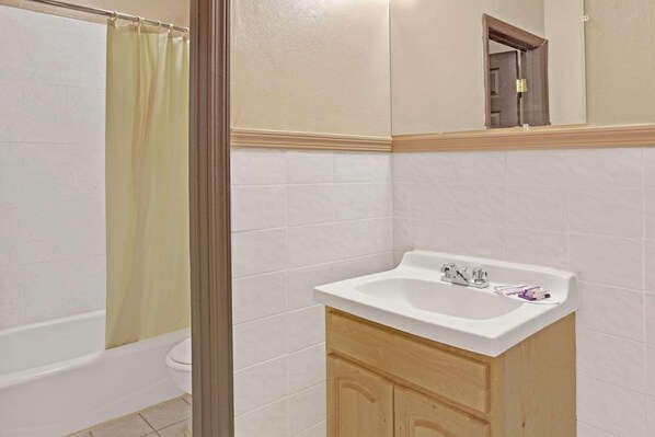 Bathroom - Knights Inn Pine Brook (Pine Brook)