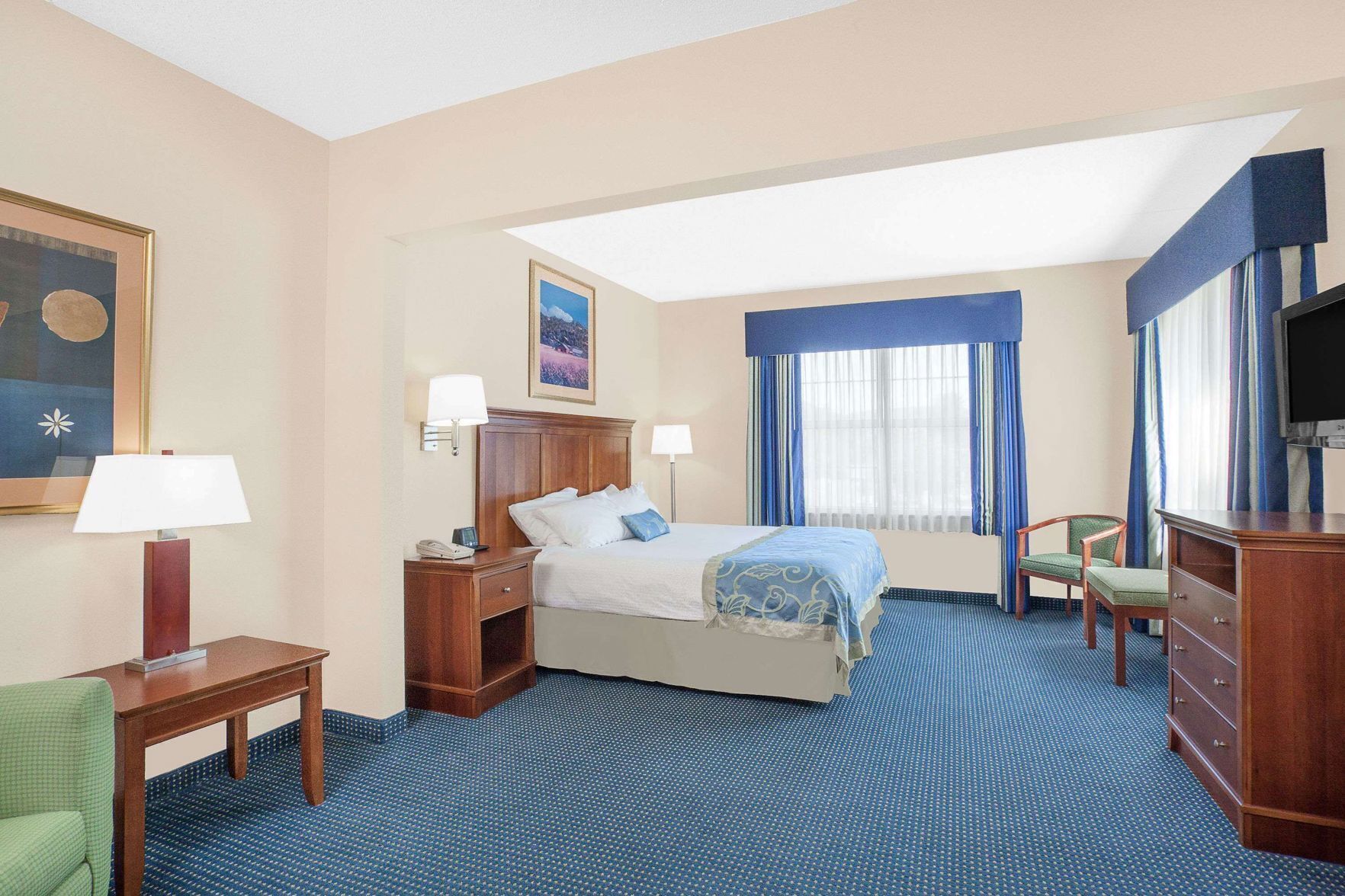 Premium bedding, in-room safe, desk, iron/ironing board