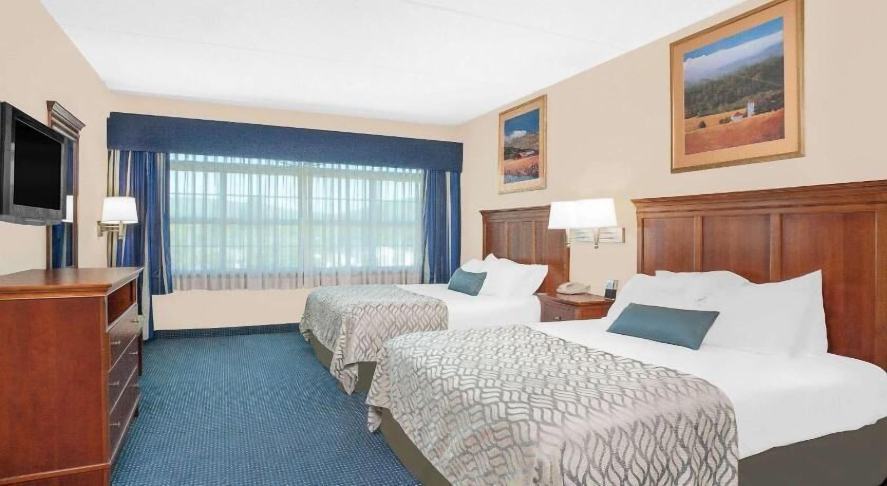 Premium bedding, in-room safe, desk, iron/ironing board
