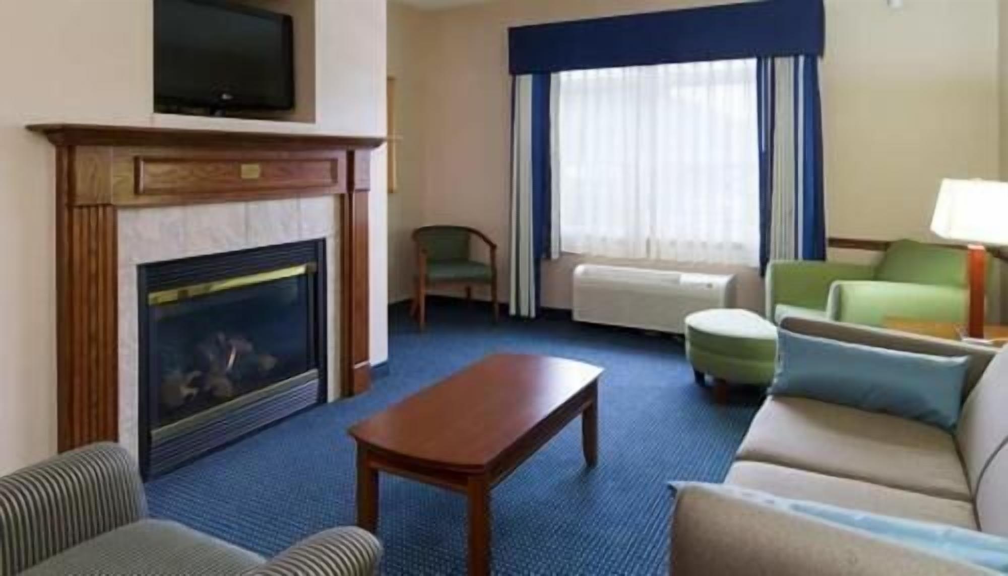 Living area | 32-inch LCD TV with cable channels, TV