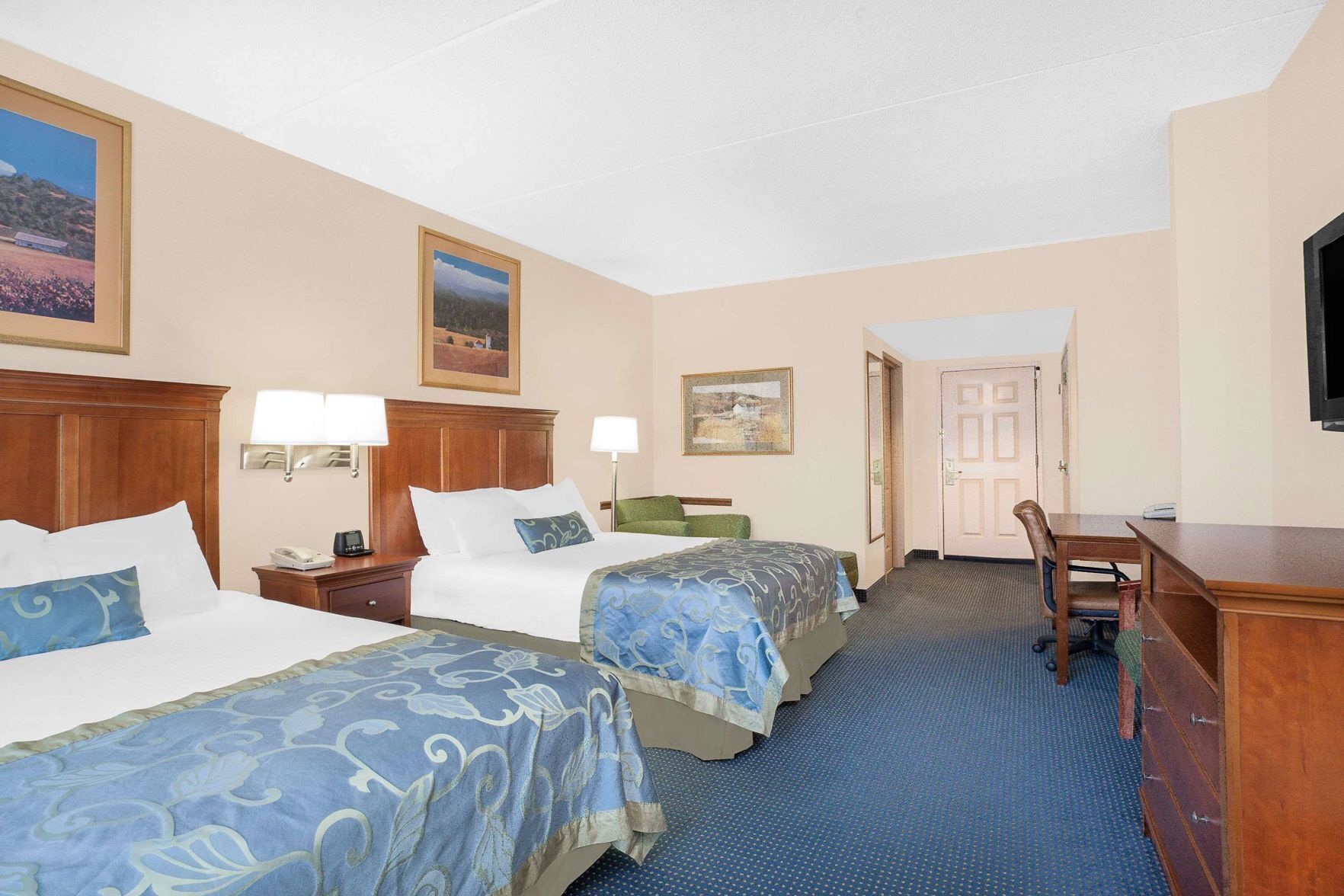Premium bedding, in-room safe, desk, iron/ironing board
