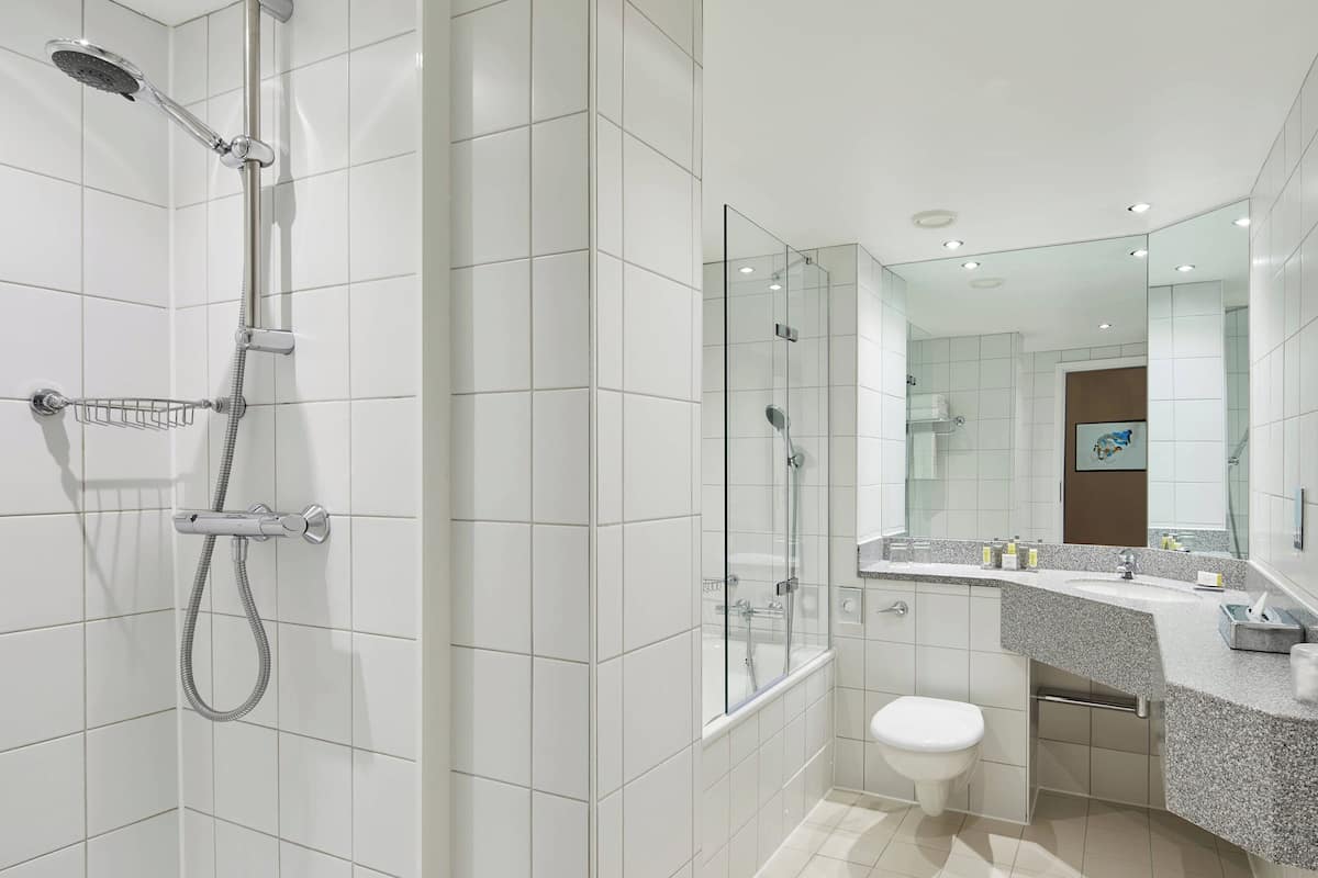 executive suite, 1 double bed, non smoking | bathroom | combined shower/bathtub, eco-friendly toiletries, hair dryer, towels