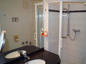 Dusche im Bad