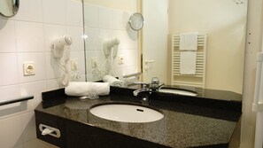 Douche, articles de toilette gratuits, sèche-cheveux