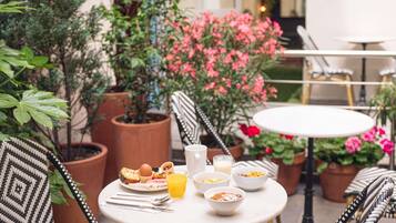 Desayuno buffet diario (EUR 10 por persona)