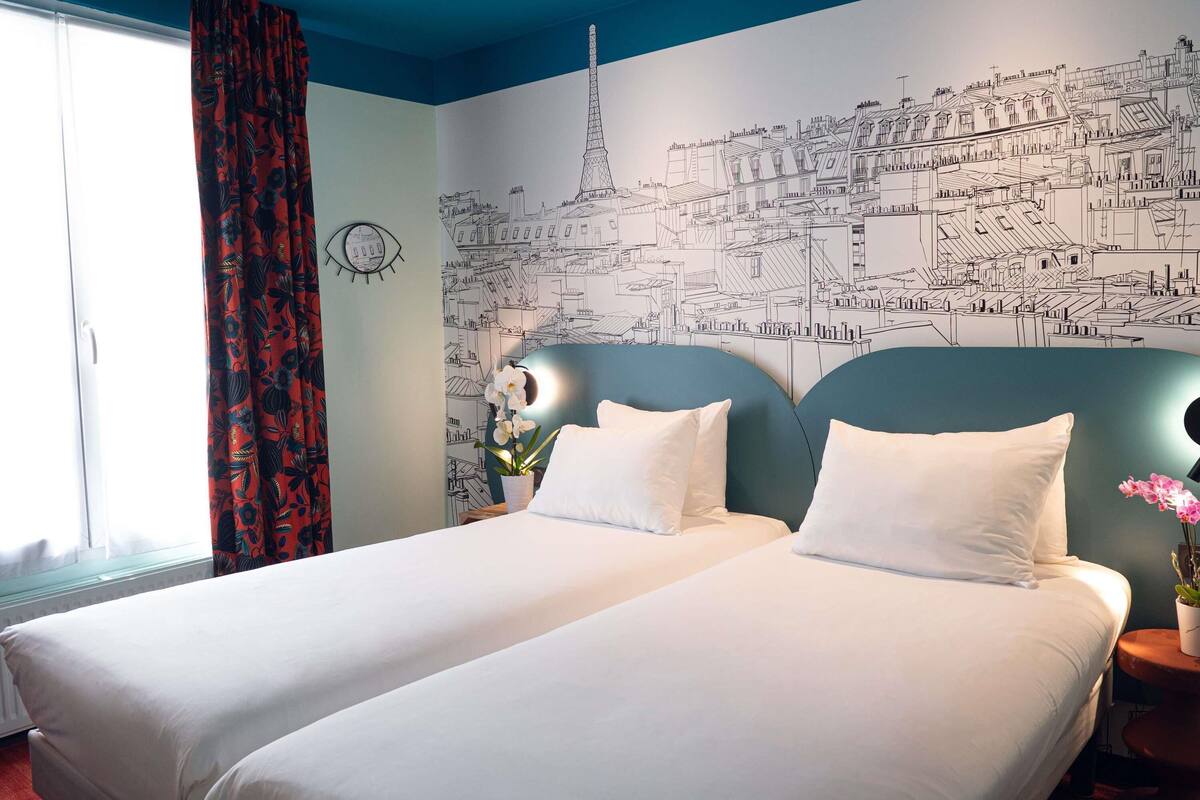 In-room safe, soundproofing, WiFi (free)