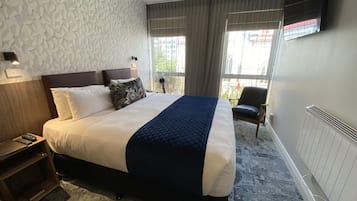 Habitación Deluxe (King Split) | Escritorio, tabla de planchar con plancha, wifi gratis y ropa de cama