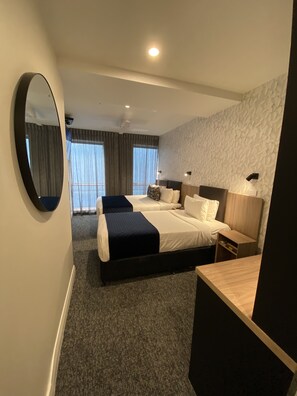 Chambre Deluxe avec lits jumeaux | Bureau, fer et planche à repasser, accès au Wi-Fi (inclus)