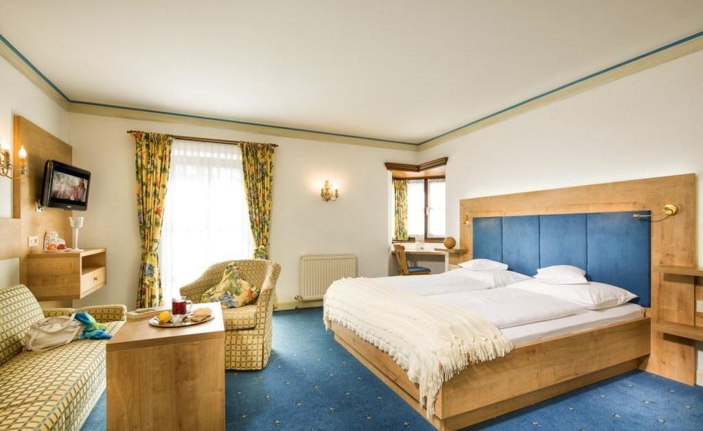 comfort double room | living area | flat-screen tv