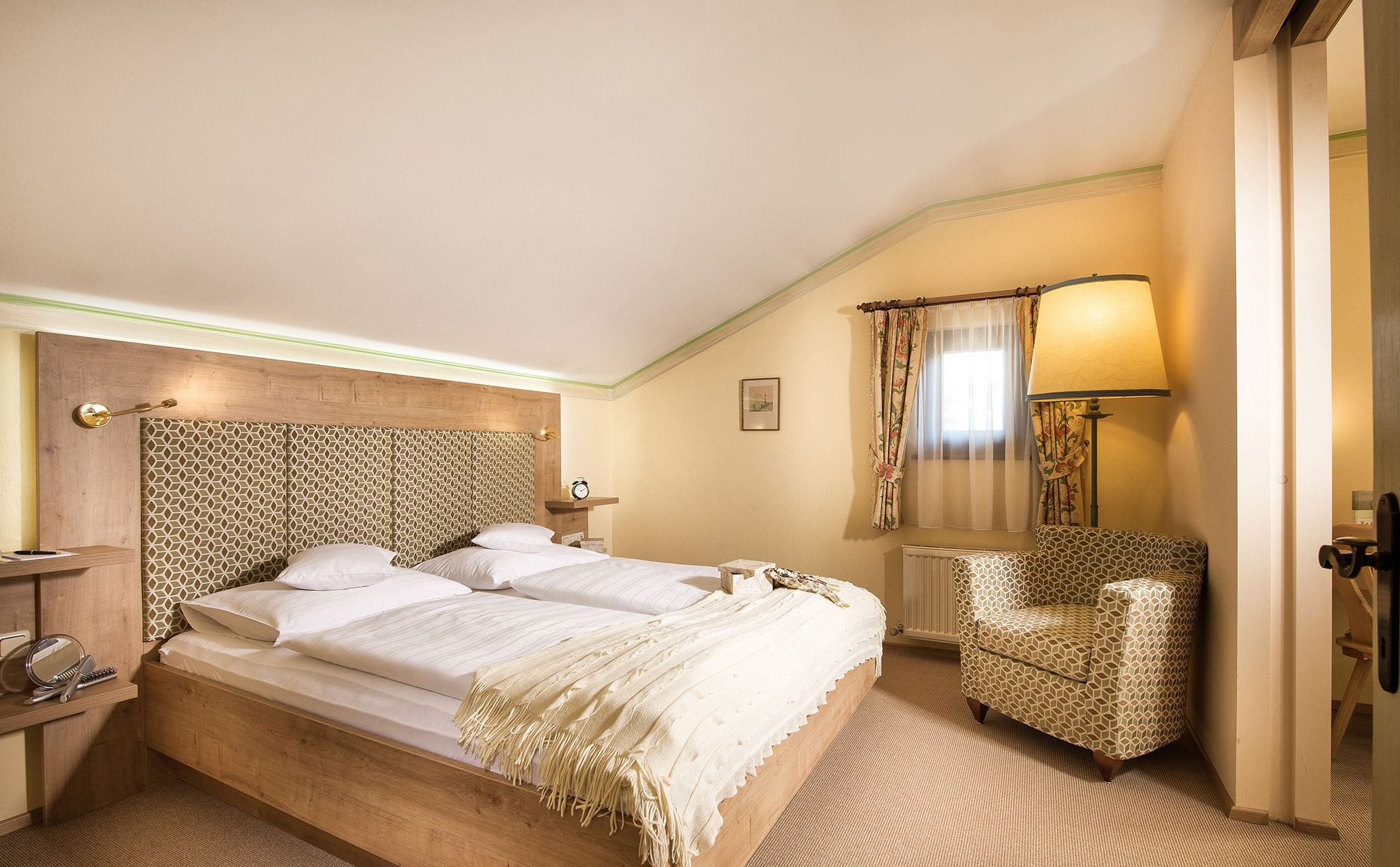 comfort suite, balcony | living area | flat-screen tv