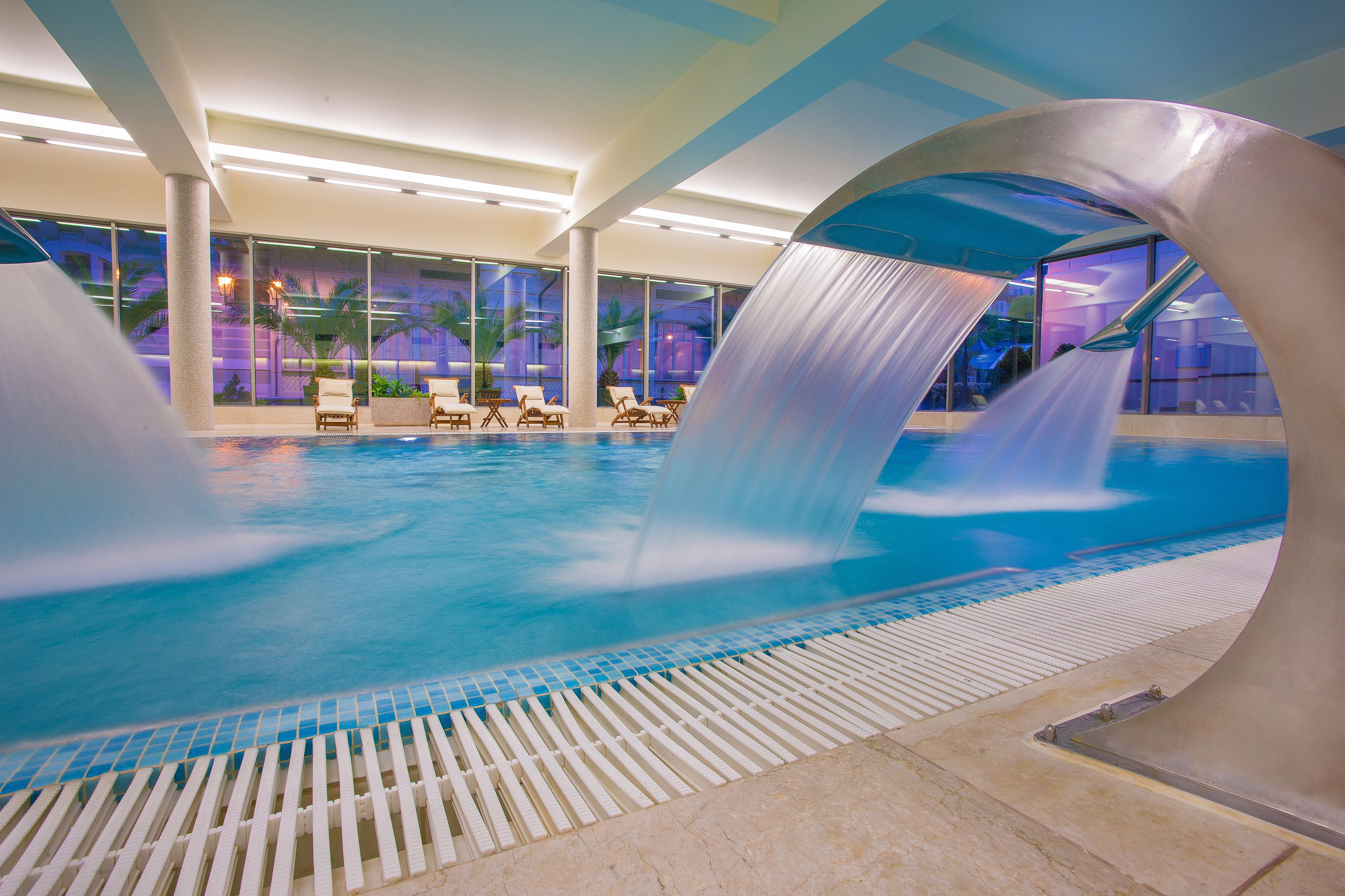 Piscine couverte, chaises longues