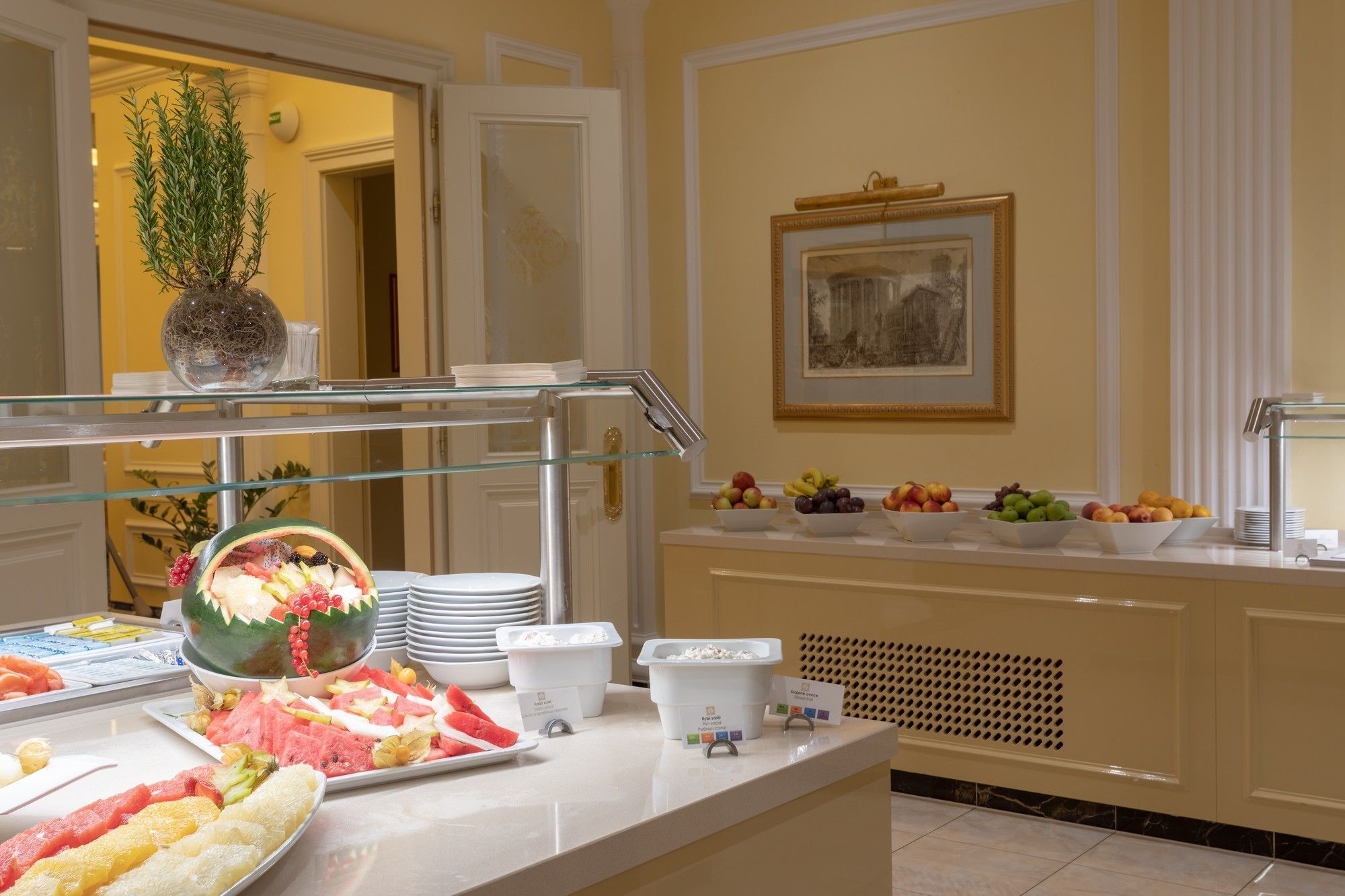 Ein reichhaltiges Buffet mit verschiedenen Früchten und einer Zierpflanze.