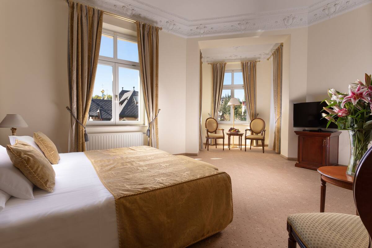 deluxe | 1 bedroom, minibar, in-room safe, individually furnished