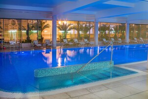 Indoor pool, sun loungers